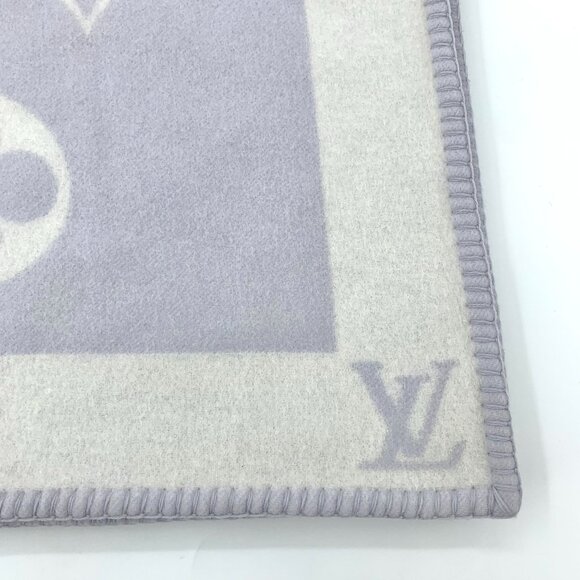 Louis Vuitton Light Purple Logo Embossed Wool & Cashmere Blanket - Picture 6 of 9